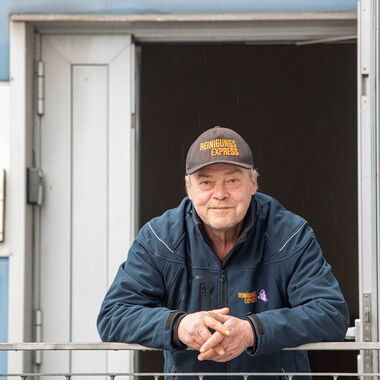 Martin Techt vor der Eingangstüre der Firma Zele GmbH.