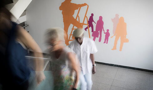 Menschen gehen die Stufen in einem Treppenhaus in einem unserer Standorte hinauf.