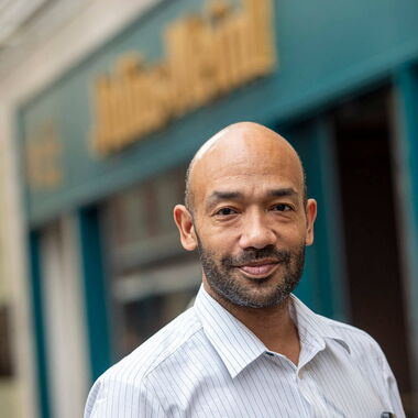 Patrick vor seinem neuen Arbeitsplatz, Meinl am Graben.