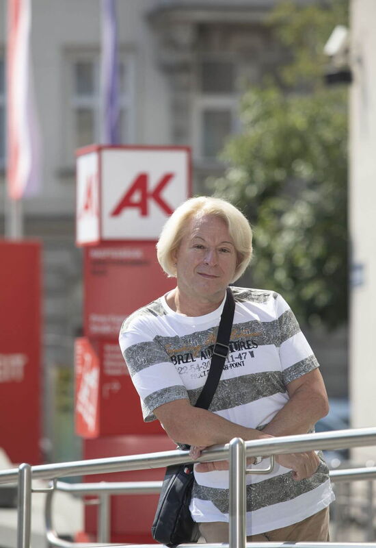 Alfred Joch vor dem AK Logo vor dem Gebäude.