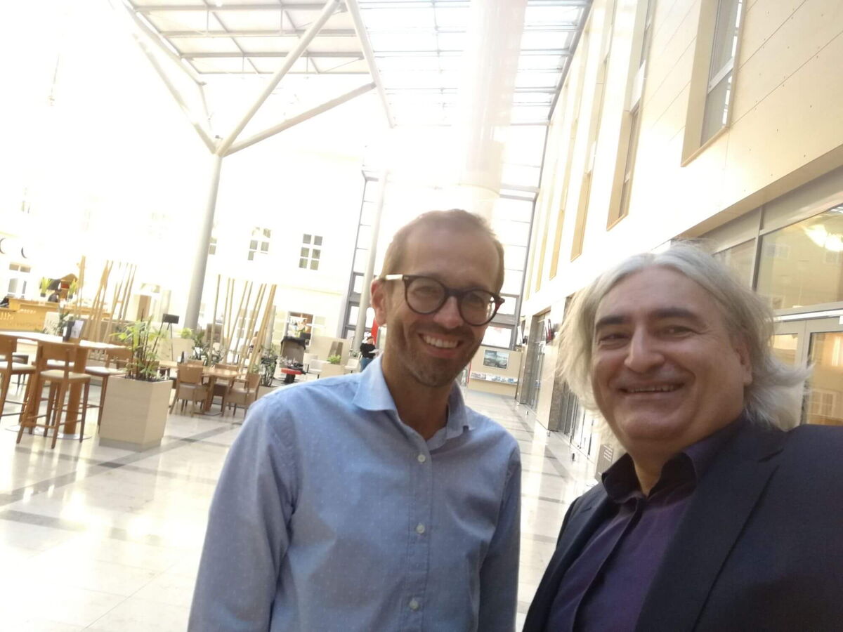 Selfie: Sven Winter und Thomas Rihl im großen Vestibül des Jufa Hotel Wien City.