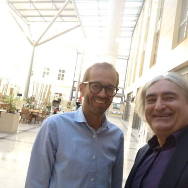 Selfie: Sven Winter und Thomas Rihl im großen Vestibül des Jufa Hotel Wien City.