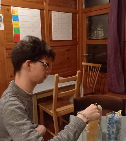 Ein Bewohner der Wohngemeinschaft St. Martin stellt Kerzen her.