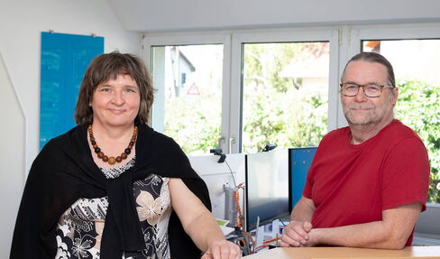 Simone Klein mit ihrem Vorgesetzten im Büro.