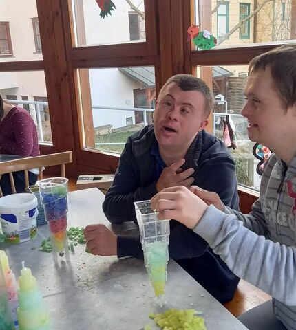 Bewohner der Wohngemeinschaft St. Martin stellen Kerzen her.