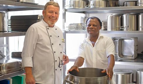 Chibuikem Omonata mit seinem Vorgesetzten in der Küche.