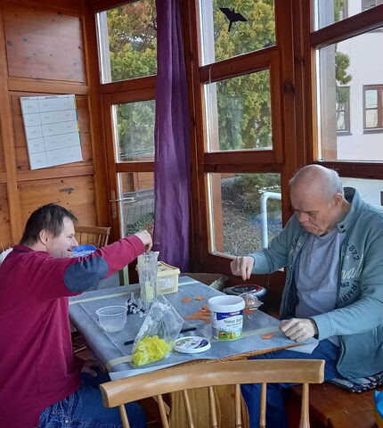 Bewohner der Wohngemeinschaft St. Martin stellen Kerzen her.