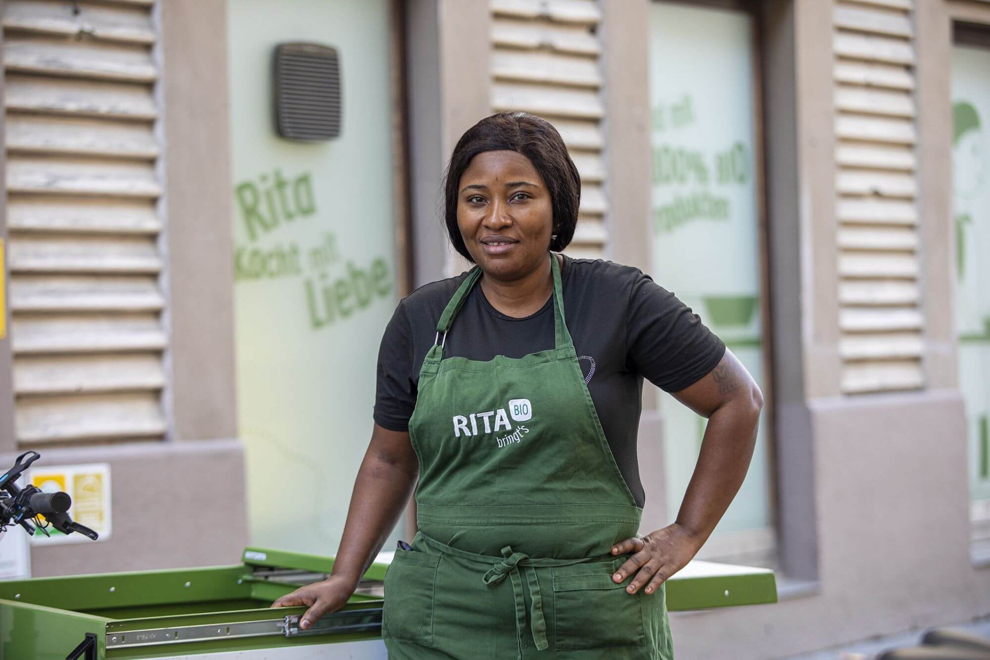 Erfolgsgeschichte von Esther Ihueghian, Küchenhilfe bei Rita kocht gesund GmbH.