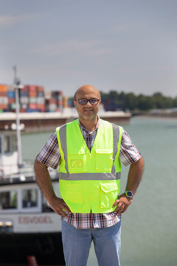 Baber Ashraf. Im Hintergrund der Hafen.
