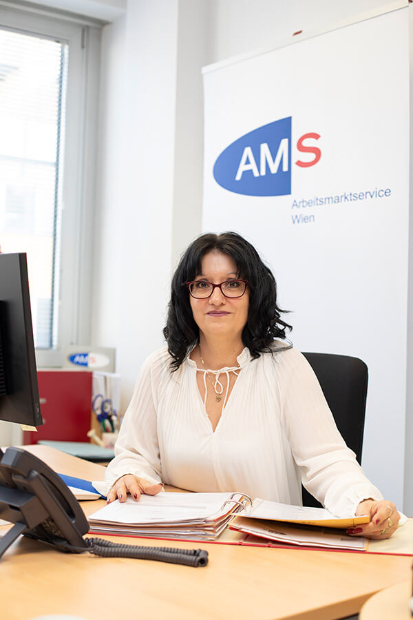 Katarina Ichim am Schreibtisch in ihrem Büro.