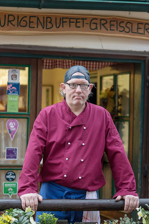 Manfred Koppatz vor der Dorfschenke Neustift.
