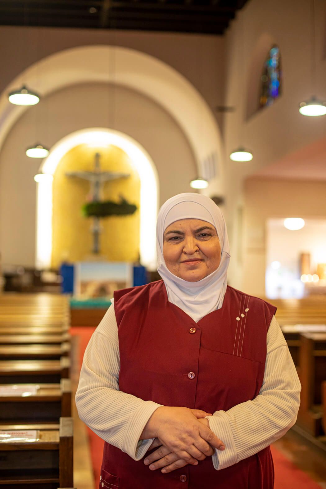 Frau Kosumi-Kastrati in einer der Kirchen, die zu ihrem Verantwortungsbereich gehören.