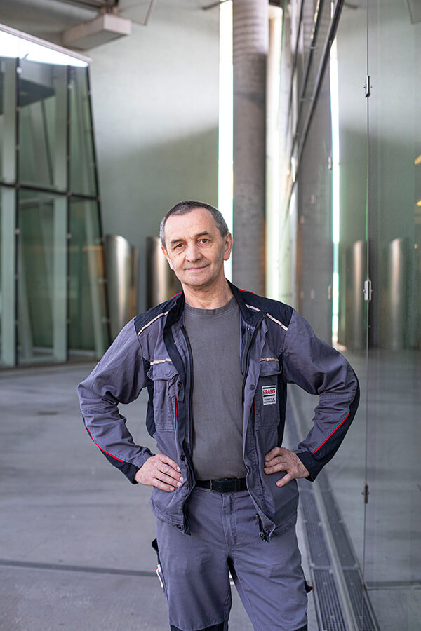Boguslav Kubicki vor dem Gebäude der Strabag.