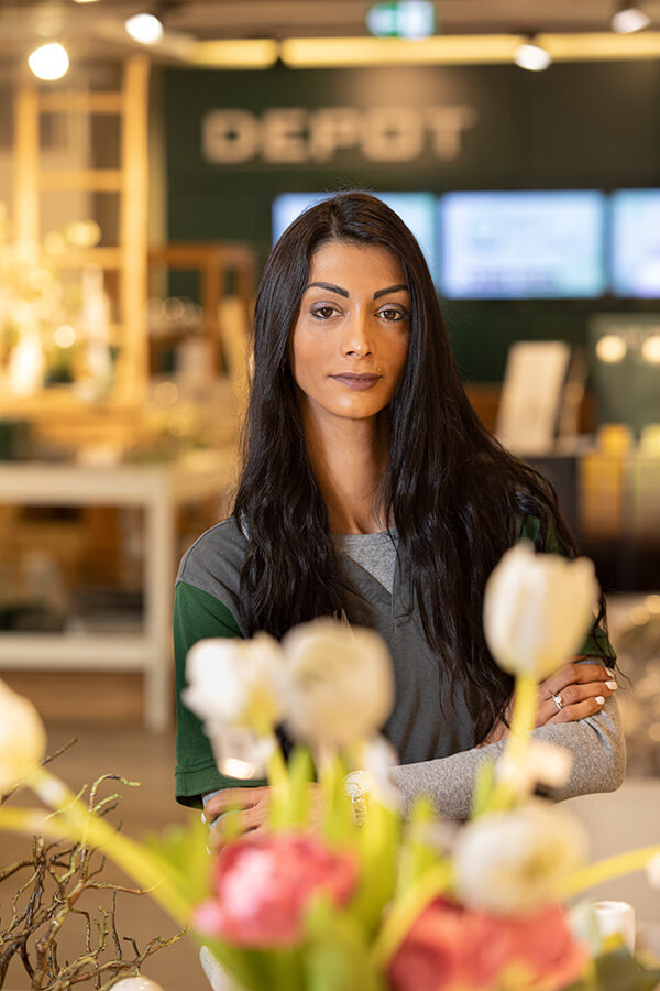 Milka Markovic im Geschäft. Im Vordergrund Blumen.
