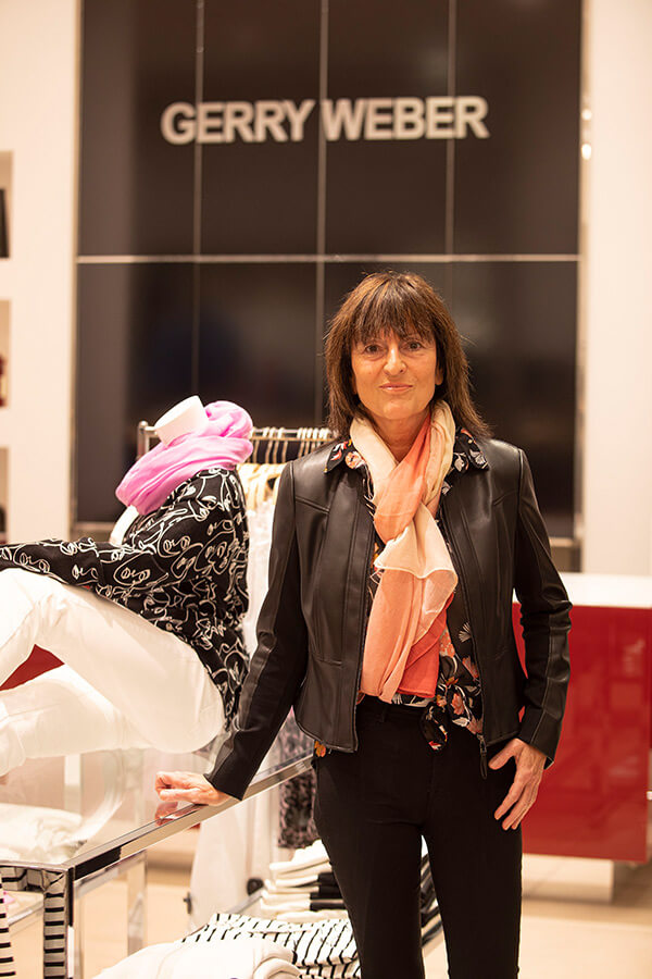 Gabriele Pogats in einer Filiale von Gerry Weber.