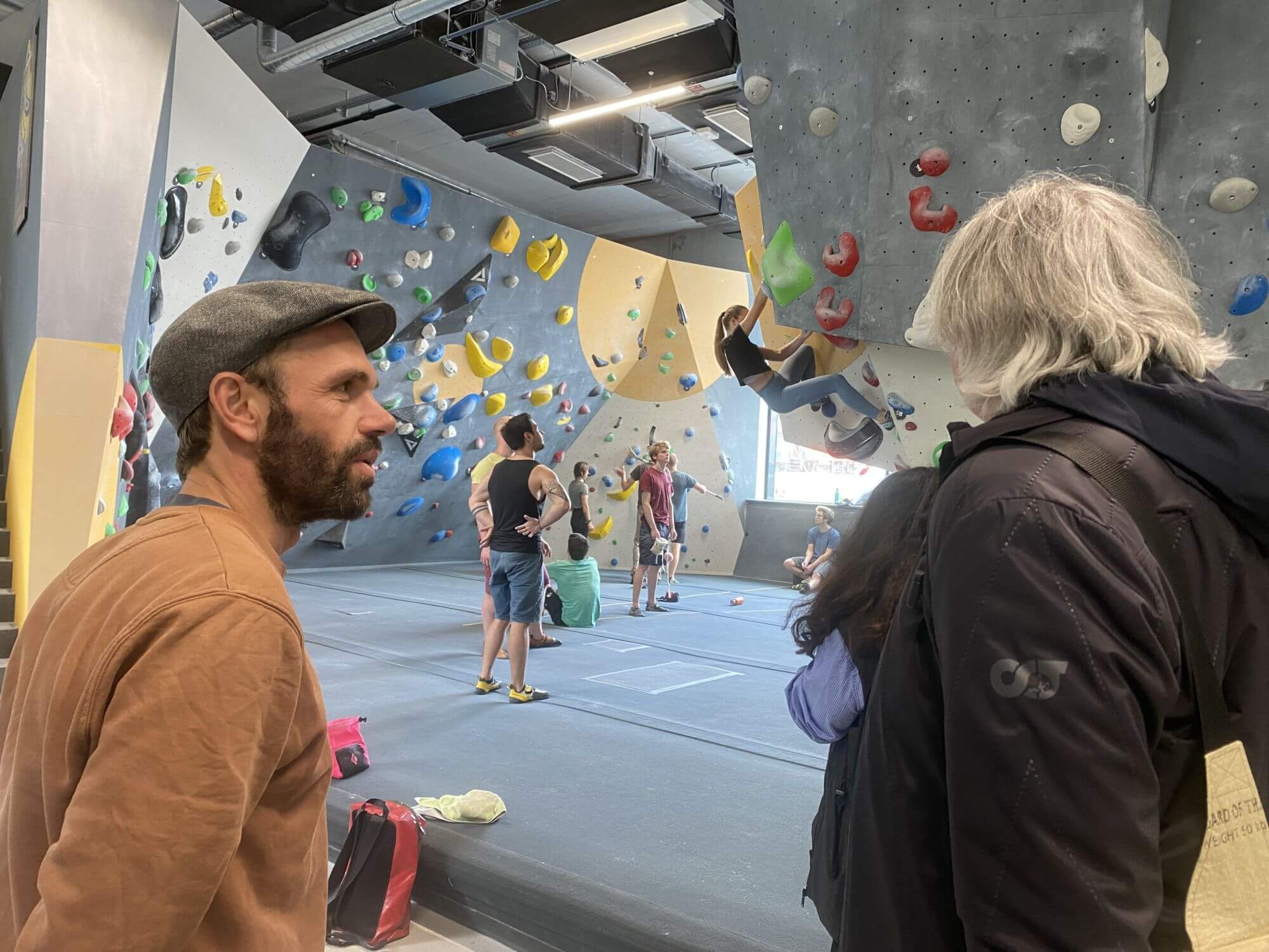 Peter Emberger erklärt die Grundregeln des Kletterns