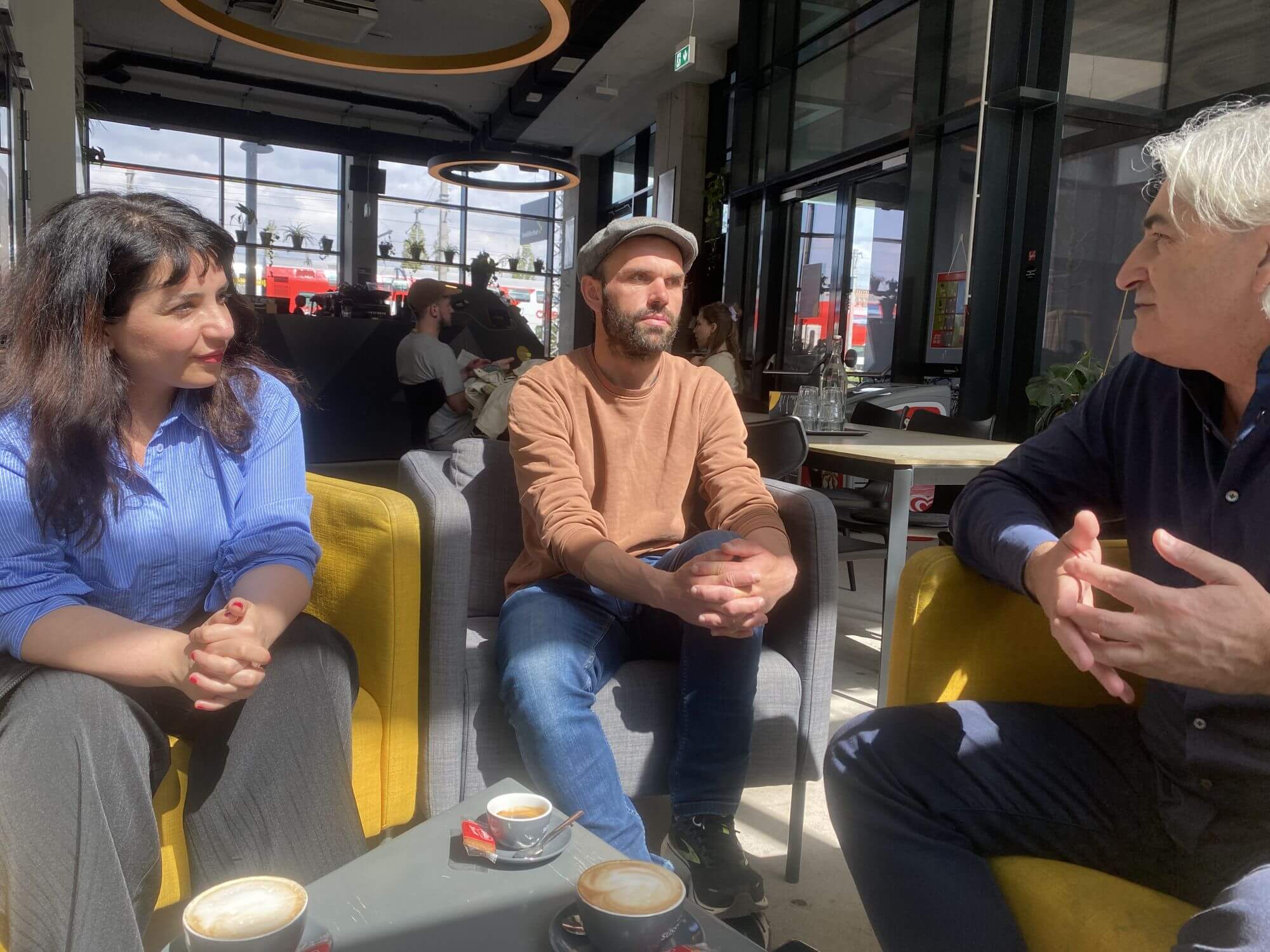 Gespräch im Bar-Bereich der Boulderbar beim Hauptbahnhof