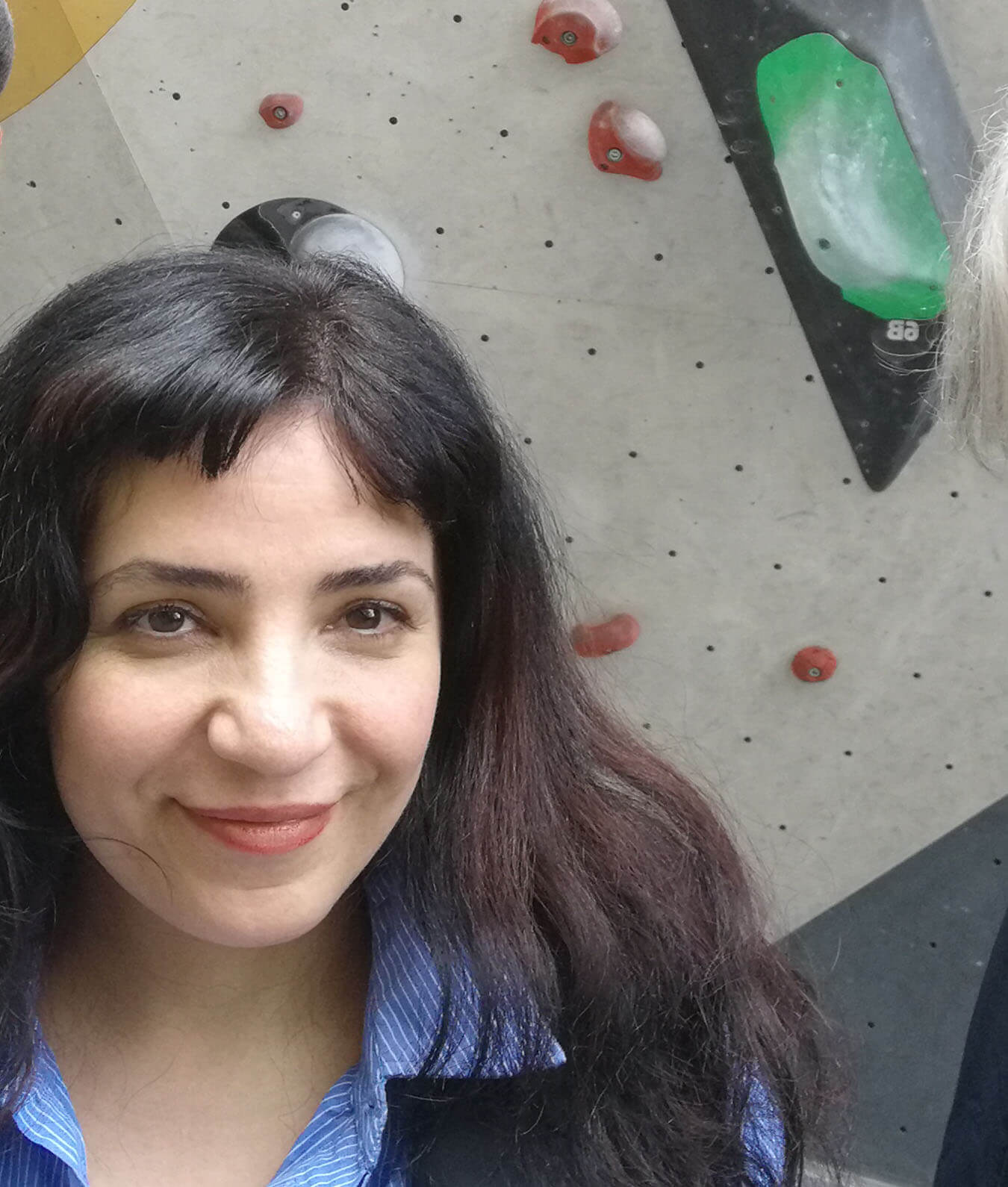 Personalberaterin Zuhal Yayali beim Besuch der Boulderbar