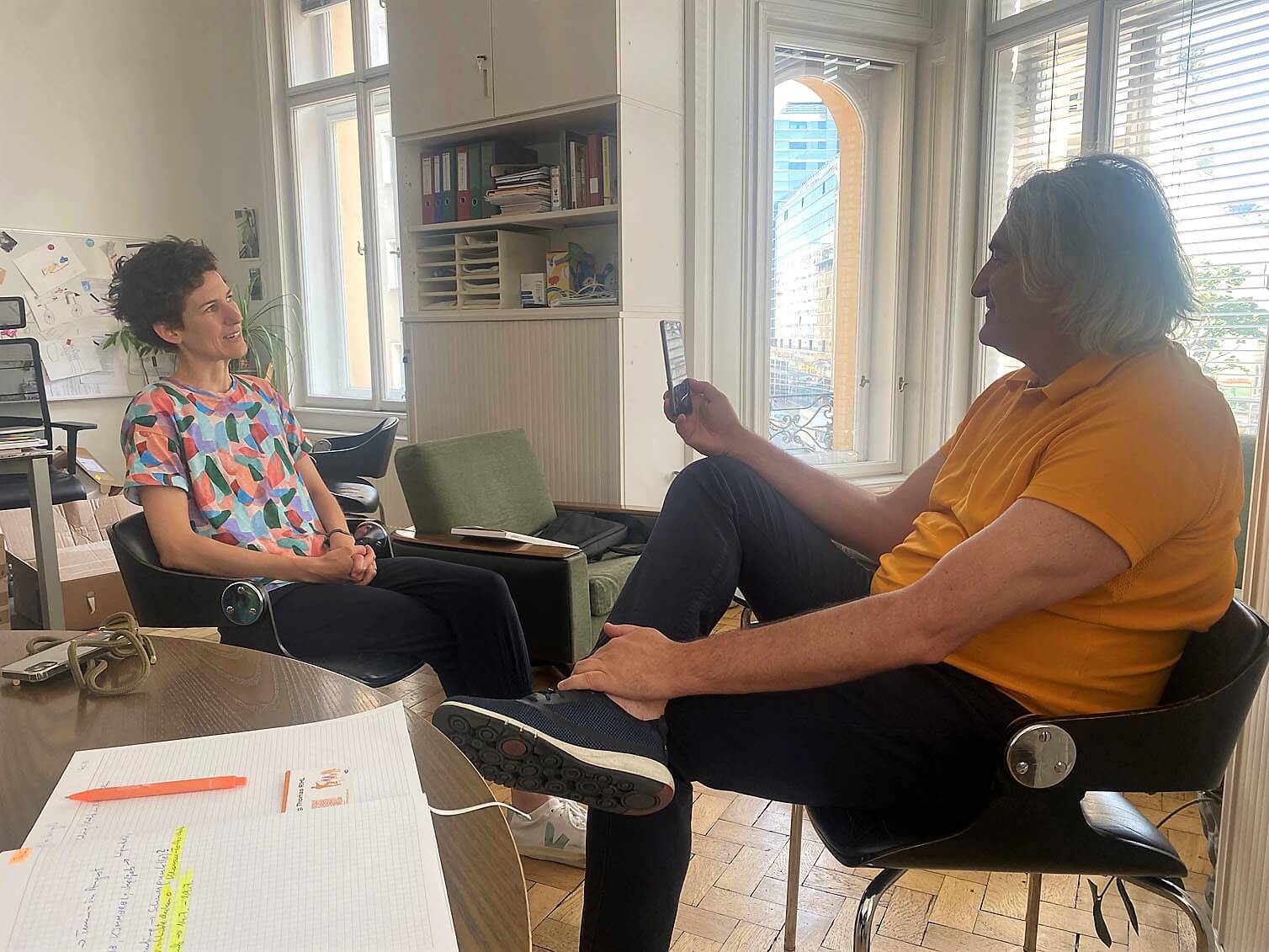 Job-TransFair Geschäftsführer Thomas Rihl interviewt Firmeninhaberin Rita Huber