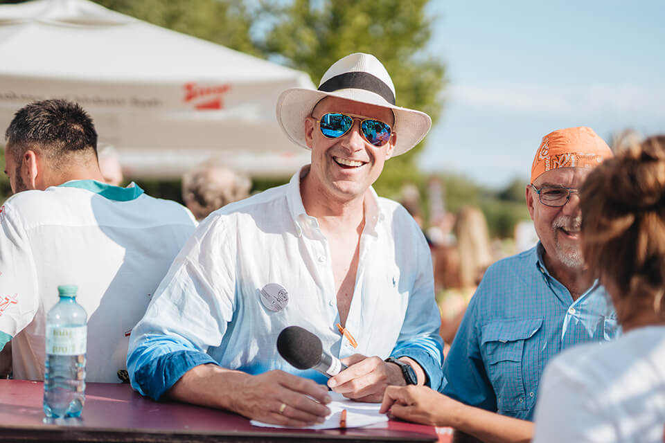 Moderator Charly Csarmann macht Laune