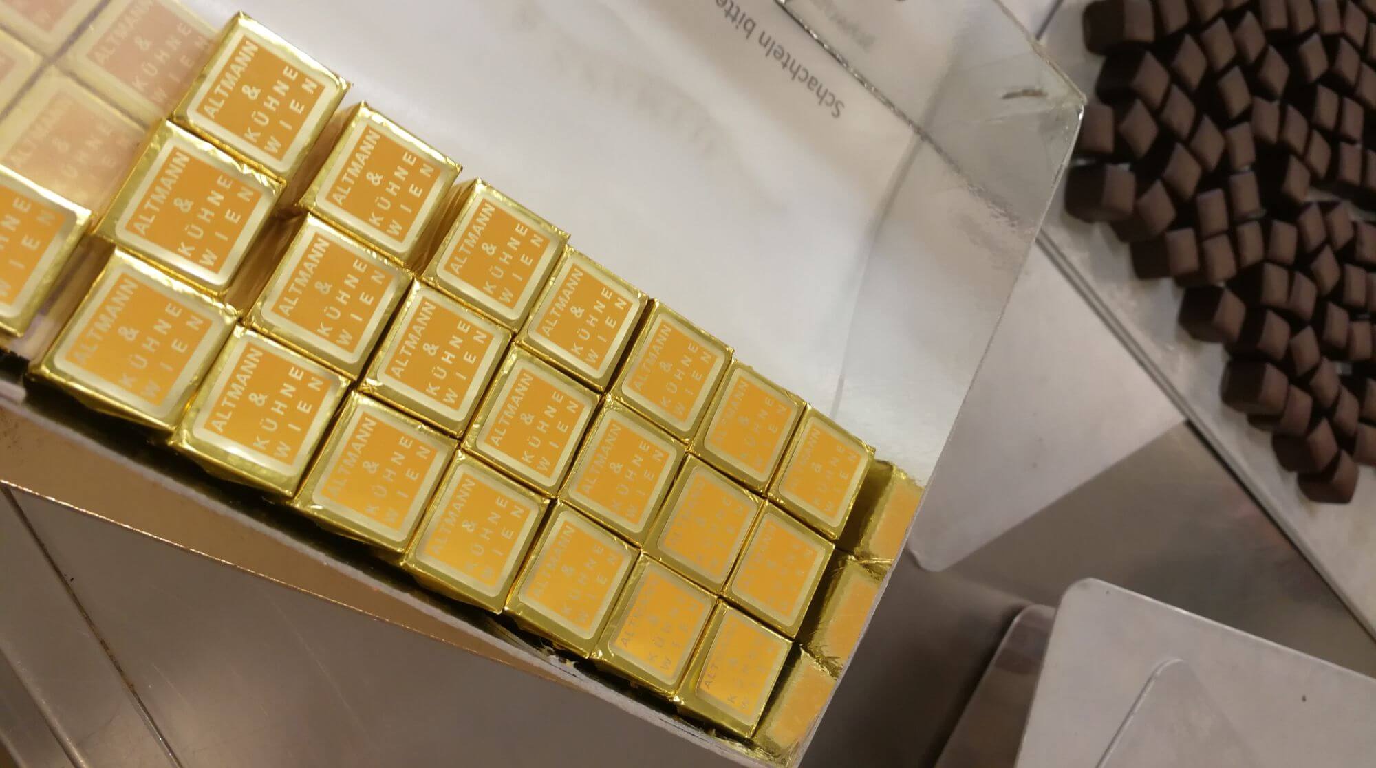 Viel Geduld und Fingerfertigkeit ist in der Schokoladenmanufaktur gefragt