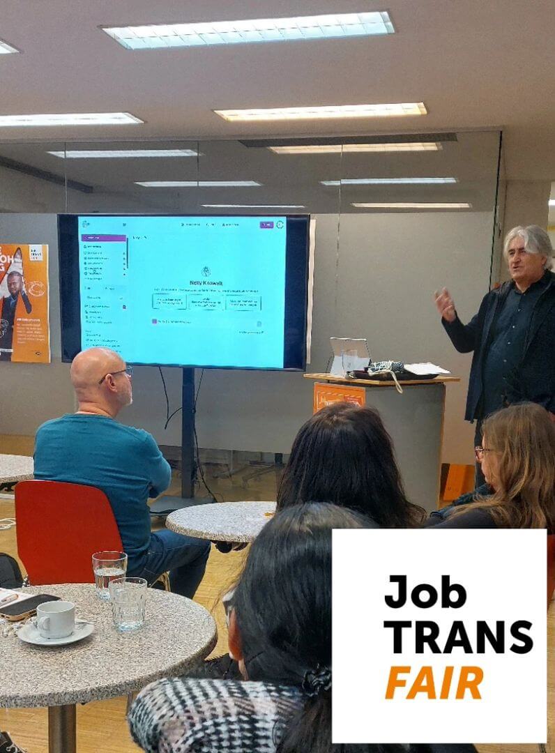 Vortragssituation mit einem Vortragenden und Publikum.