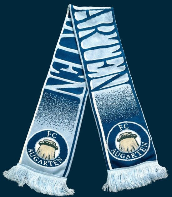 Blauer Fanschal mit einem Logo, das den Flakturm und den Schriftzug ‚FC Augarten‘ zeigt.