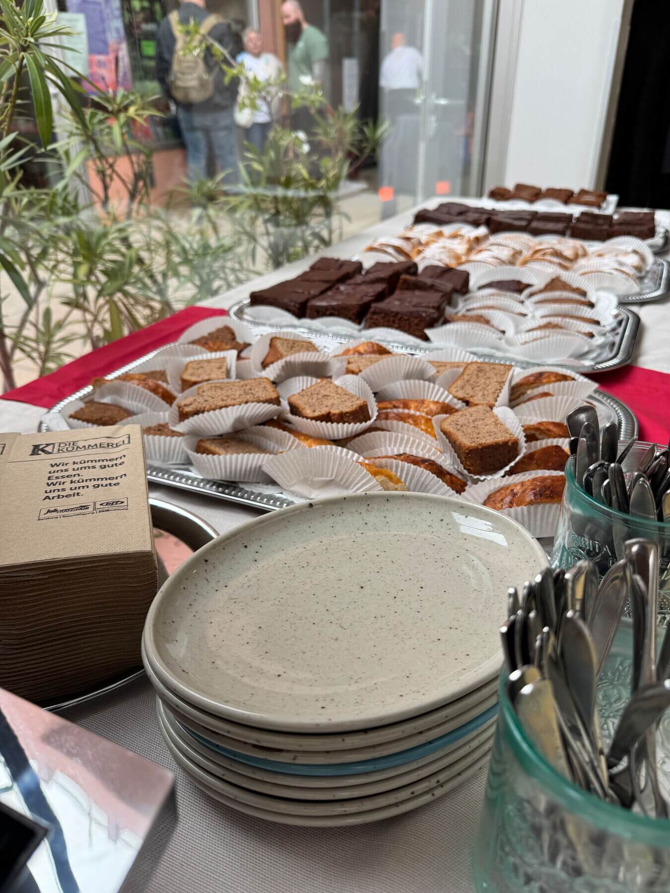 Ein Buffett mit Kaffee und Kuchenvariationen.